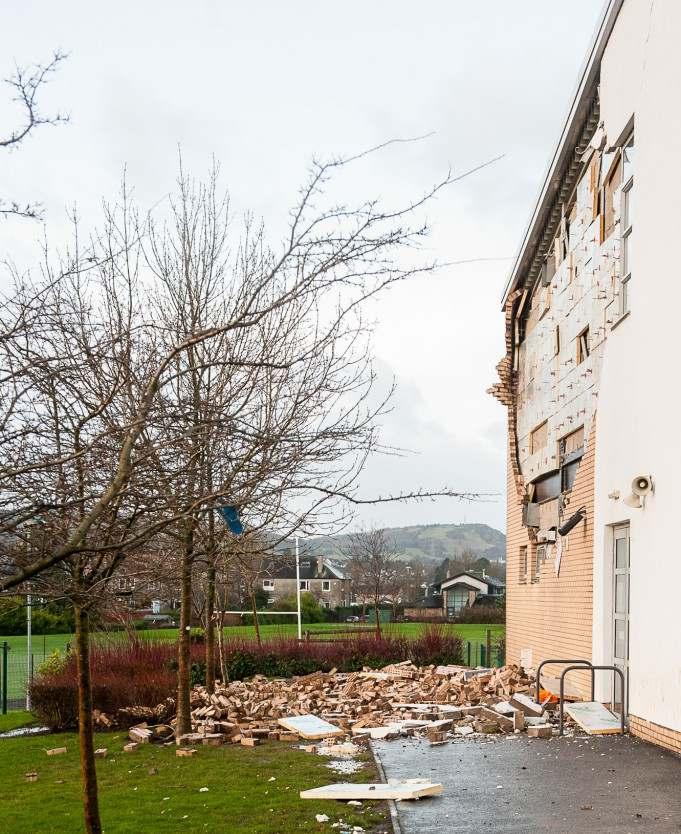(a) ABD de şiddetli rüzgarda meydana gelen duvar hasarı [7] (b) İskoçya da fırtına sonrası duvar hasarı [8] Bu çalışmada öncelikle TS 498 [9] ve ASCE 7-10 [10] yönetmeliklerinde bulunan