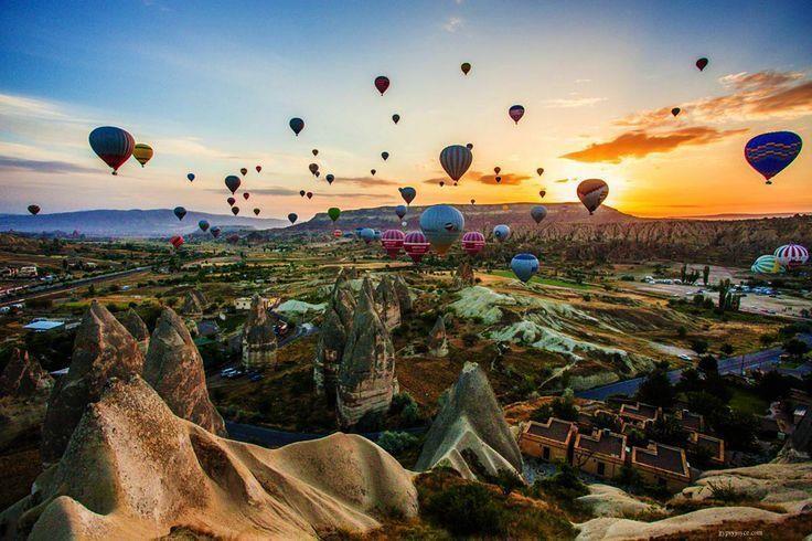Kapadokya bölgesi, başkent Nevşehir'de Kırşehir, Niğde, Aksaray ve Kayseri şehirlerinde yayılmış bir bölgedir. Kapadokya bölgesi, doğanın ve tarihin bütünleşik bir yeridir.