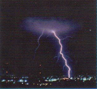 Zeus tarafınn zıldı. Şimşek Kümülonimbus zıtarasın yüklü kutupları arasınki elektron akışı sırasın görülen ışık patlaması.