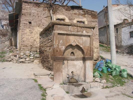 çıkışının olmadığı yerlerde trafik levhaları gibi kullanıldığını belirtmiştir (Tablo 7). Foto 24.