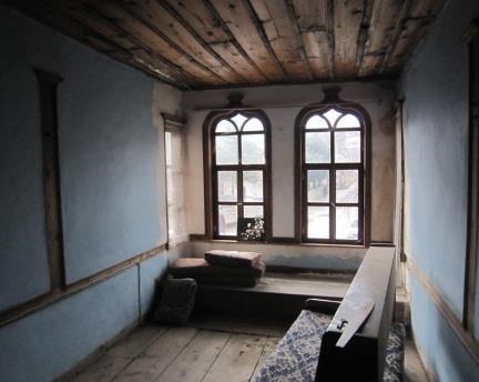 Odanın 3 tarafını çevreleyen sedir kullanımı, Niğde, (İlknur Acar Ata nın Türk evinde fazlaca ışık almayı sağlayan pencereler, aynı zamanda