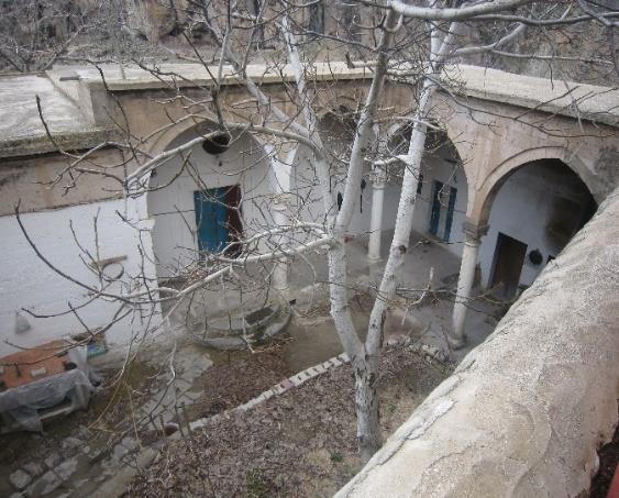 Bu durum geleneksel konutlarda evin kültürel yaşam tarzının avluya yansımasının sebebidir (S. G. Bozkurt & Altınçekiç, 2013).