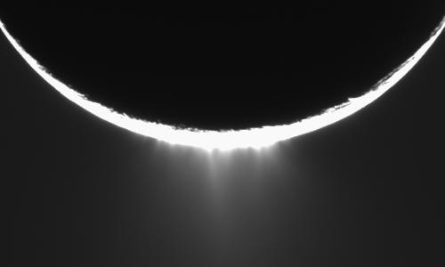 * Küçük, buzlu Enceladus bilimsel anlamda çok büyük ilgi çekiyor çünkü şaşırtıcı derecede aktif. * Cassini bu uydudan buz püskürmeleri olduğunu keşfetti.