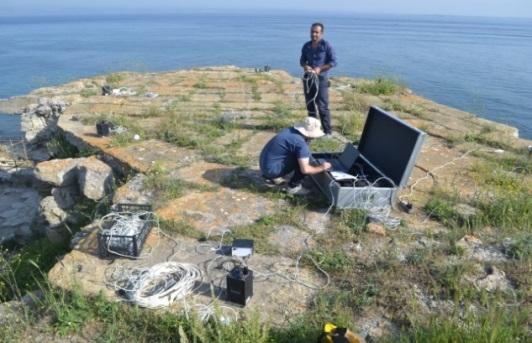 Şekil 11 : Güney Kule üzerinde ölçüm sırasında çekilmiş fotoğraflar Çevre titreşimleri altında elde edilen doğal titreşim