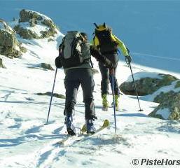 Tur kayağı Bağlaması yukarı tırmanışa ve yürüyüşe izin verir. Aynı zamanda normal kayak gibi aşağı doğru da kayar.