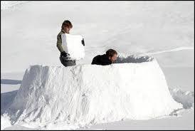 İglo (Eskimo kar evi) İki kişi için 3 m çapında yuvarlak bir çizgi çekip burayı 1 m derinlikte kazın.
