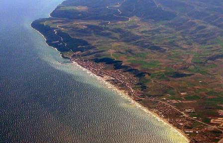 falezli yüksek kıyılar (Foto 54) ve Kumbağ-Tekirdağ ile Tekirdağ- Marmara Ereğlisi arasında ise tabakaların denize dik olarak uzandığı daha alçak sıtlar ile birbirinden ayrılmış geniş taban seviyesi