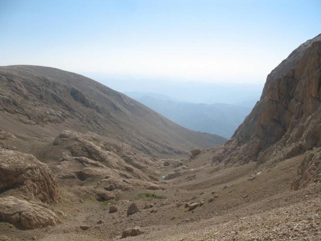 kesimlerinde klasik karst yüzey şekilleri ile karşılaşılmamaktadır. Bu durum, ilk bakışta silsile genelinde yoğun bir karstlaşmanın oluşmadığı düşüncesini uyandırmaktadır.