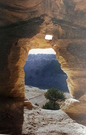 Frigya( Phrygia) daki peri bacaları (Resim 1,2), şeytan minareleri, bin inler, kaya kale ve yerleşmeleri, kaya kiliseleri, kaya mezarları (Resim 3,4), kaya tapınakları, kaya sarnıçları, kaya