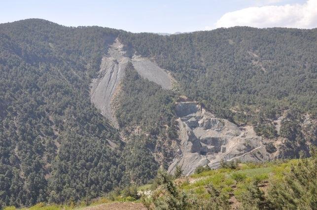 Mehmet DEĞERLİYURT Foto 7. İnceleme Alanında Bulunan Krom Madeninin Oluşturduğu Çevre Kirliliği ve Erozyona Açık Alanlar 6.