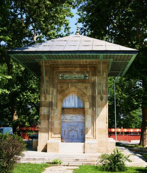 Bu eserler arasında çoğu cami, han, hamam, çarşı, kervansaray