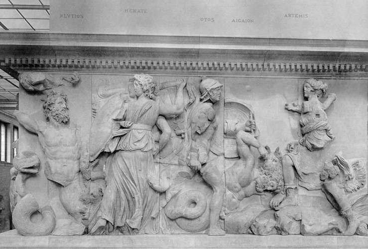 4. Diğer Tanrılarla Olan İşlerde Artemis a) Gigantomachie de Tanrıçanın tanrılarla devlerin savaşında MÖ 525 deki Siphnos Hazine Binası frizlerinden Roma dönemi örneklerine kadar betimlenmiştir.