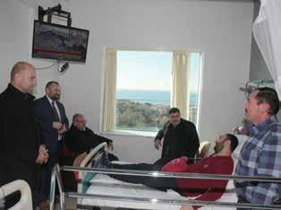 Cenaze hizmetleri kapsamında, Ümraniye Belediyesi Aşevi tarafından yapılan yemekler taziye ziyaretine gelen aile yakınlarına dağıtılarak kederli aileye