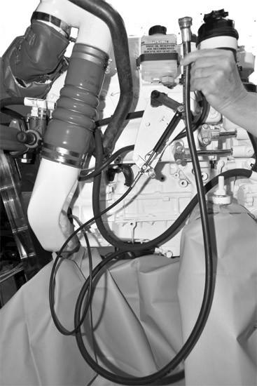 Bölüm 4 - Bkım Motor Soğutm Yğı Soğutucusu Açıklm Nm l-in. l-ft Boşltm kpğı 19 168 9. Yeni ir O-ringi yğ filtresi kpğın tkın ve motor yğıyl kplyın. 10.