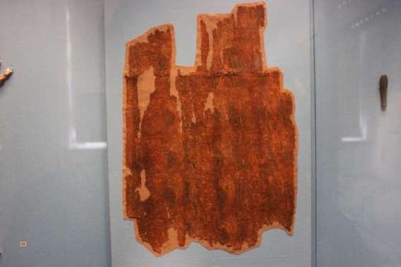 296 Resim 1: Hun Topraklarında Bulunan İpekli Kumaş Örneği (Hermitage Müzesi, Murat Öztürk Koleksiyonu, Ilmovaya Kazı Alanı, M.Ö. I- M.S. I. Yüzyıllar arasına tarihlenmektedir.