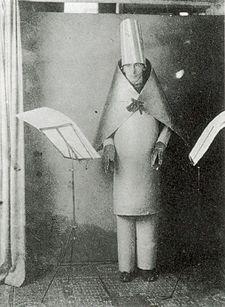 20 Cabaret Volteire, şiir, dans, müzik, çeşitli maskeler ve kostümler içerisinde (Res. 5) sergilenen eylemlerin ardından yalnızca beş ay hayatta kaldıktan sonra Temmuz 1916 da kapılarını kapatmıştır.