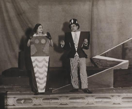 33 Tarihsel süreçteki performans örneklerine bakıldığında; pek çok örnekle karşılaşmak mümkün fakat Tzara şüphesiz hem Dadaizm hem de Sürrealizm de performanslarıyla öne çıkar.
