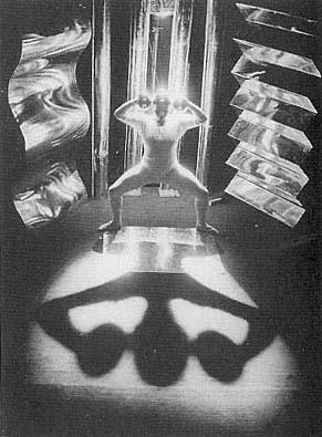 48 Schlemmer in 1929 yılındaki Metal Dance (Metal Dans) (Res. 20) çalışmasında; sahne yerler ve fon tümüyle siyahtır.