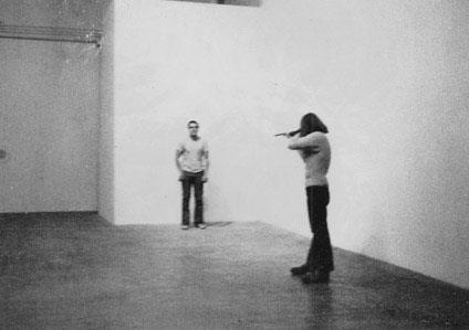 58 Vücut Sanatı örneklerinden sayılabilecek çalışmalarıyla dikkat çeken, kanlı eylemleriyle Viyana Aksiyonistleri nden Hermann Nitsch, vücudunu ısıran Vito Acconci, gündelik yaşamla sanat ayrımına
