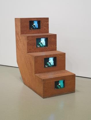 74 ayrılarak video sanatı bağlamında işler üretmeye başlamıştır. 114 Kubota, Duchamp ın Merdivenden İnen Çıplak isimli çalışmasına, ironik bir yaklaşımla 1976 yılında video enstalasyon düzenlemiştir.
