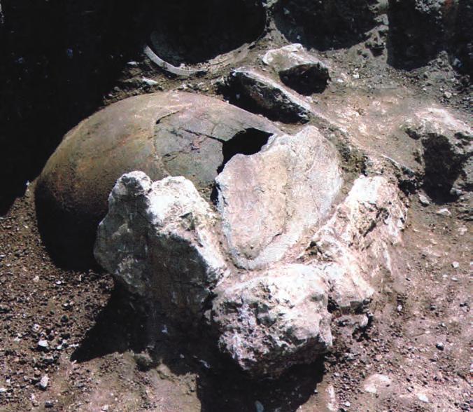 kemalpaşa, laskarisler sarayı «446 durumdaydı. İki küp mezara gömüler çömlekler içinde yerleştirilmiştir.