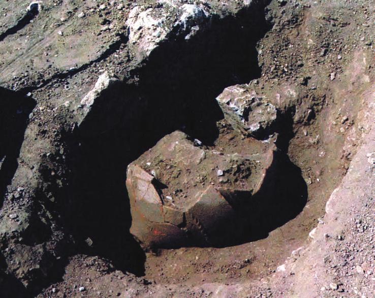 Küpler yakın çevre içindeki bir başka Mezarlık olan Ulucak Mezarlığı örneklerinin aksine çoğunlukla batı-doğu doğrultusundadır. Küplerin ağızları batıya doğru yönlendirilmiştir.