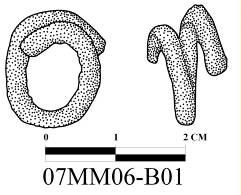 153 KATALOG Katalog No: 1 Kazı Envanter No: 07MM06-B01 Eserin Adı: Saç Süsü Ölçüleri: Çap: 0,8 cm, Kal: 0,3 cm Bulunduğu Tarih: 02.07.2007 Kazıda Bulunduğu Yer ve Tabaka:.