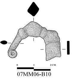 Katalog No: 10 Kazı Envanter No: 07MM06-B10 Eserin Adı: Fibula parçası Ölçüleri: Uz: 2,9 cm, Gen: 2,1 cm, Kal: 0,4 0,1 cm 2007