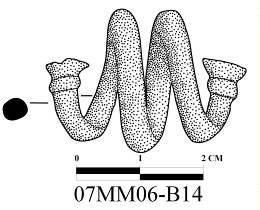 158 Katalog No: 13 Kazı Envanter No: 07MM06-B13 Eserin Adı: Fibula Ölçüleri: Uz: 6,4 cm, Gen: 7,6 cm, Kal: 0,3 cm Bulunduğu Tarih: 10.07.2007 Kazıda Bulunduğu Yer ve Tabaka: Kuzeybatı köşeden 1,39 m, kuzeydoğu köşeden 1,20 m uzaklıkta, mezar üst seviyesinden 1,33 m derinlikte bulundu.