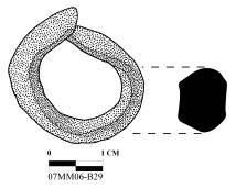 163 Katalog No: 28 Kazı Envanter No: 07MM06-B28 Eserin Adı: Fibula Ölçüleri: Uz: 7 cm, Gen: 3,4 cm, Kal: 0,6 0,3 cm Bulunduğu Tarih: 12.07.2007 Kazıda Bulunduğu Yer ve Tabaka: Kuzeybatı köşeden 2,44 m, kuzeydoğu köşeden 2,80 m uzaklıkta, mezar üst seviyesinden 1,40 m derinlikte bulundu.