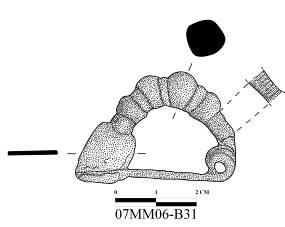 2007 Kazıda Bulunduğu Yer ve Tabaka: Kuzeybatı köşeden 0,85 m, kuzeydoğu köşeden 1,50 m uzaklıkta, mezar üst seviyesinden 1,43 m