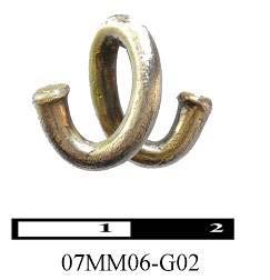Tanımı: Yuvarlak kesitli iki ucu çengel şeklinde ters yöne kıvrılmış yassı kesitlerle dışa çıkıntılı olarak bitirilmiş gümüş üzerine altın