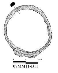 172 Katalog No: 54 Kazı Envanter No: 07MM11-B11 Eserin Adı: Bilezik Ölçüleri: Çap: 3,7 cm, Kal: 0,3 cm Bulunduğu Tarih: 19.