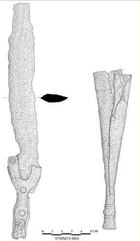 183 Katalog No: 85 Kazı Envanter No: 07MM19-B04 Eserin Adı: Kama ve Kını, demir Ölçüleri: Uz: 40 cm, Gen: 3,8 cm, Kal: 2,2 cm Bulunduğu Tarih: 20.07.2007 Kazıda Bulunduğu Yer ve Tabaka: Güneydoğu köşeden 1,16 m, güneybatı köşeden 1,38 m uzaklıkta, duvar üst seviyesinden 1,49 m derinlikte bulundu.