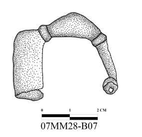 Katalog No: 119 Kazı Envanter No: 07MM28-B07 Eserin Adı: Fibula Ölçüleri: Uz: 3,2 cm, Gen: 3,6 cm, Kal: 0,8-0,2 cm Bulunduğu Tarih: 30.07.2007 Kazıda Bulunduğu Yer ve Tabaka: Güneybatı köşeden 3,20 m, güneydoğu köşeden 2,80 m.