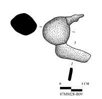 Katalog No: 121 Kazı Envanter No: 07MM28-B09 Eserin Adı: Fibula parçası Ölçüleri: Uz: 2,3 cm, Gen: 2,1 cm, Kal: 1-0,1 cm Bulunduğu Tarih: 30.07.2007 Kazıda Bulunduğu Yer ve Tabaka: Güneybatı köşeden 1,40 m.