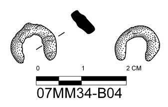 Katalog No: 158 Kazı Envanter No: 07MM34-B04 Eserin Adı: Boncuk Ölçüleri: Gen: 0,6 cm, Kal: 0,3 cm, Çap: 1,1 cm Bulunduğu Tarih: 30.07.2007 Kazıda Bulunduğu Yer ve Tabaka: 1.