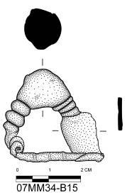 Katalog No: 169 Kazı Envanter No: 07MM34-B15 Eserin Adı: Fibula Ölçüleri: Uz: 2,9 cm, Gen: 2,9 cm, Kal: 1,2-1,1 cm Bulunduğu Tarih: 13.08.