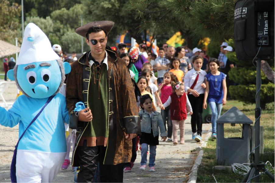 Neden İzmir Çocuk Fest? Artık bir Festivaller Şehri olan İzmir de; Çocuk üzerine en deneyimli etkinlik ﬁrması olarak İzmir in en hareketli ve eğlenceli festivalini kentimizde yapmaya karar verdik.