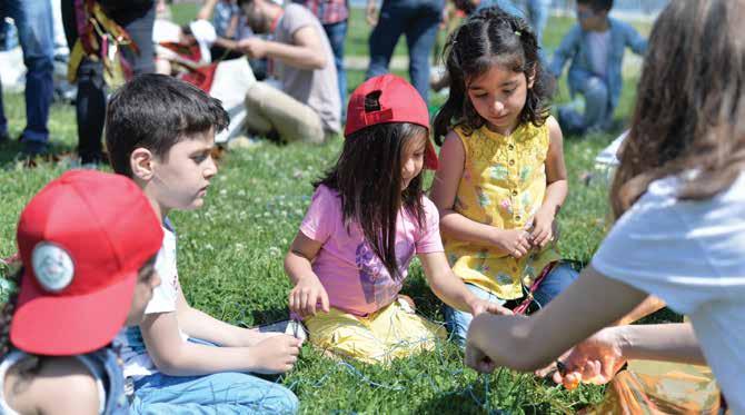 5.2. Yeşil Alanlar / Parklar Bir çocuğun en ciddi işi oyun oynamaktır. Çünkü çocuk oynayarak keşfeder, keşfederken deneyimler ve öğrenir.