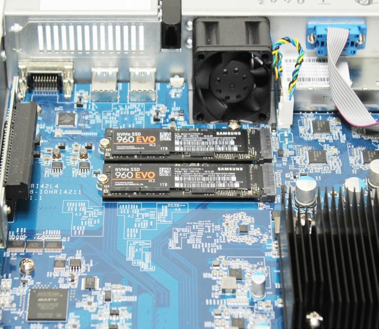 RackStation'a Bir Ağ Arabirim Kartı Ekleme RackStation sunucunuz bir PCIe x8 eklenti ağ arabirim kartını