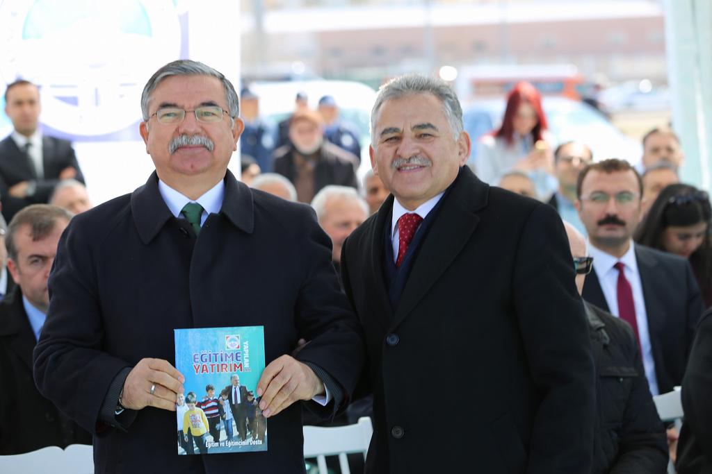 Belediye, belde sakinlerinin belediye hizmetleriyle ilgili görüş ve düşüncelerini tespit etmek amacıyla kamuoyu yoklaması ve araştırması yapabilir.