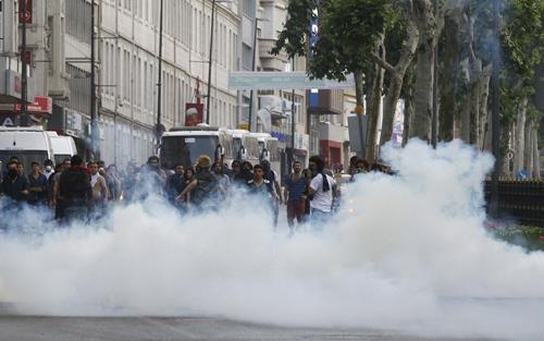 bağlı kas-iskelet sistemi yaralanmaları (yumuşak doku zedelenmeleri, kesiler, yanıklar, basit kırıklardan sekel bırakacak ciddiyete sahip açık/kapalı kırıklar), kafa travmaları, plastik mermilerden