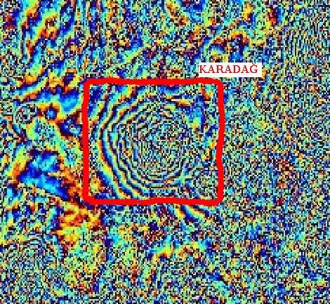 30 Şekil 3.9: Karadağ üzerindeki topoğrafik örgeler Đnterferogramdaki eşit faz hatları olarak örgeler tıpkı topoğrafik bir haritadaki eş yükseklik eğrileri gibidir.