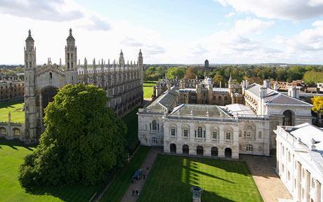 Cambridge Üniversitesi, Cambridge, İngiltere Cambridge deki mimari oluşum birçok bakımdan Oxford dakine benzemektedir.