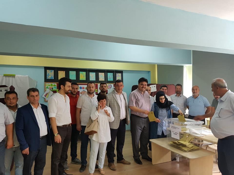 12. Belediyemizin sevilen personeli Sayın Yusuf AKBAŞ ile Sayın Reyhan AKBAŞ'ın nikah akti Belediye Başkanlık makamında gerçekleşti.