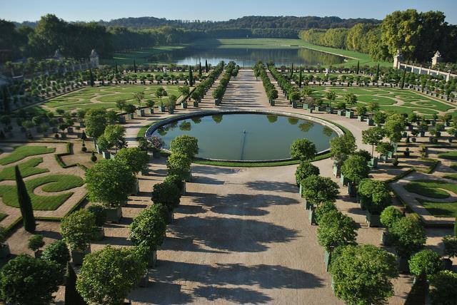 Paris ve Saint-Cloud dan Versailles gelen üç yolda sarayın ön