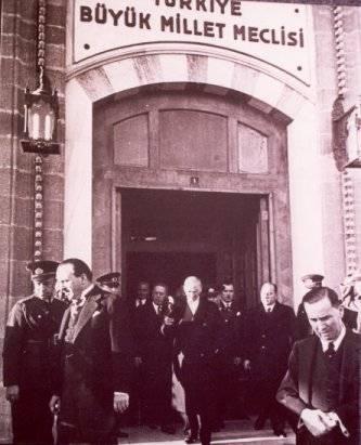 23 Nisan 1920 Mustafa Kemal Paşa, Ankara'da Hacı Bayram Camii'nde kılınan Cuma namazından sonra Türkiye Büyük Millet Meclisi'ni açtı.