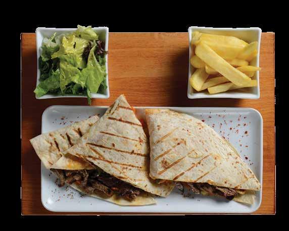 26, 50 Tavuklu Wrap Tortilla ekmeği içinde tavuk dilimleri ve renkli biberler,  