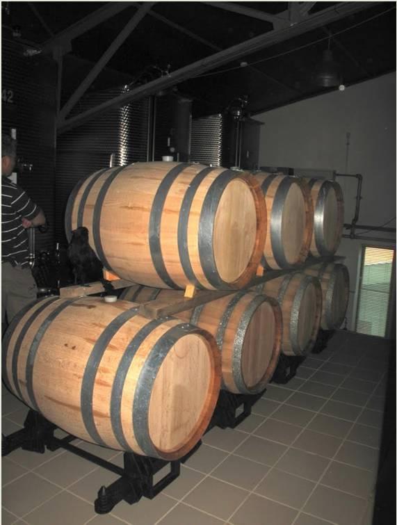 AKTARMA: Fermentasyonun ardından şarabın aktarma yapılarak tortularından ayrılması sağlanmaktadır. Aksi halde, tortu şarabın tadını ve kokusunu bozar.